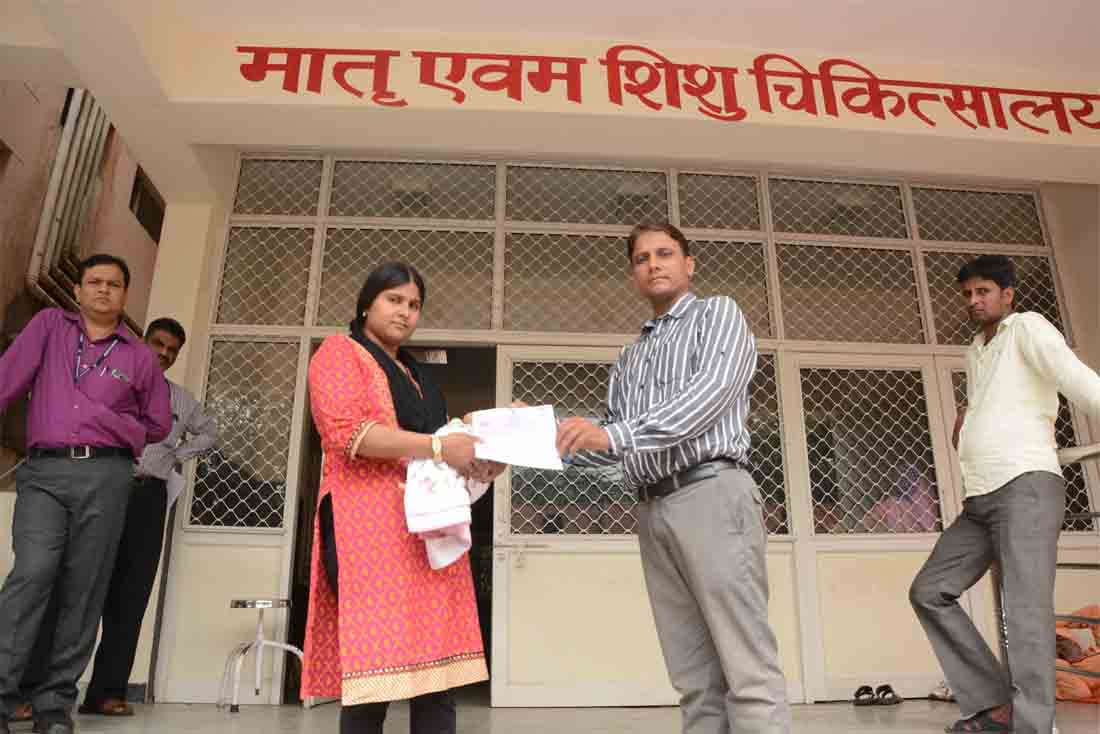 अस्पताल में जन्म प्रमाण पत्र देते हुए