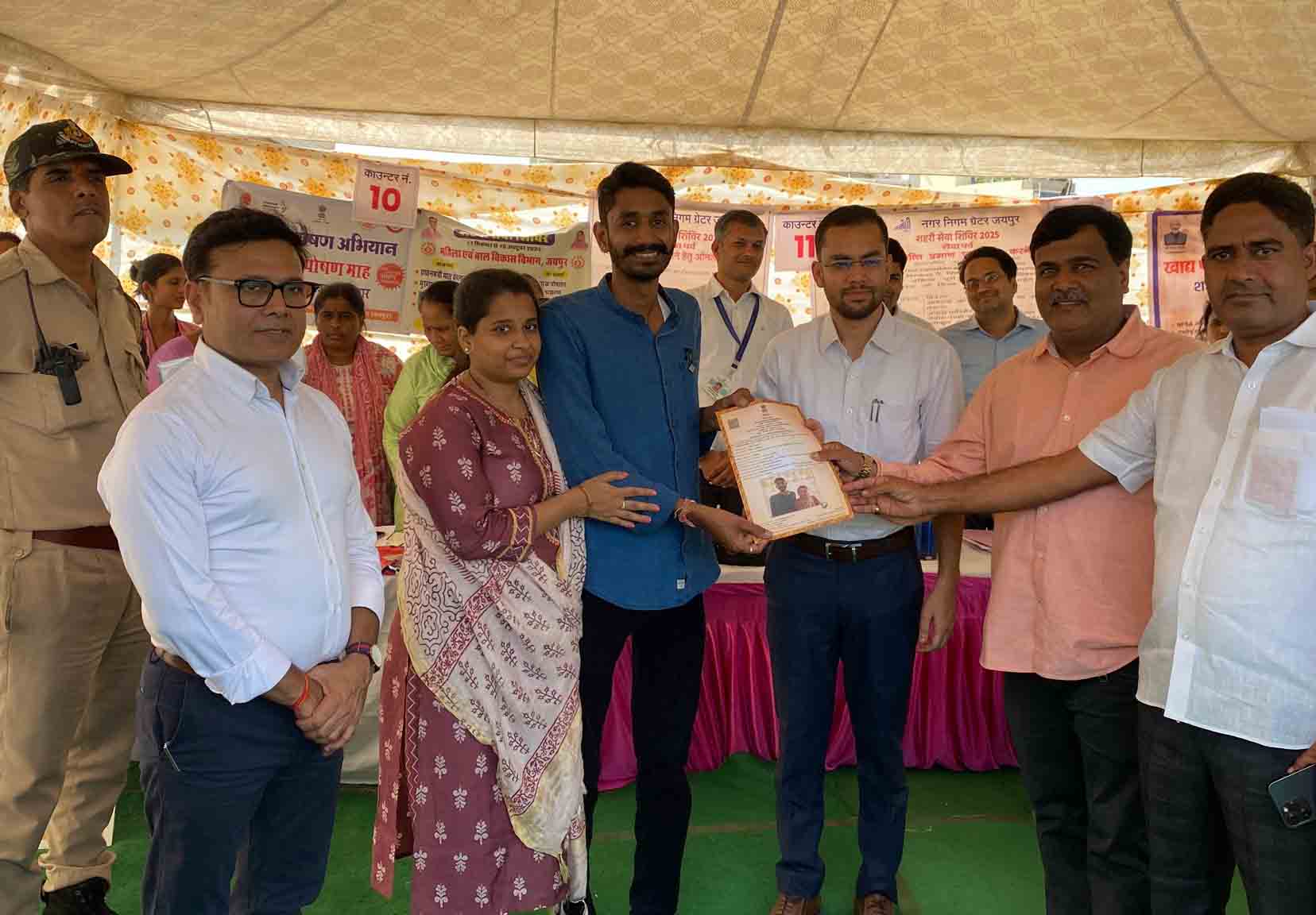 श्री गौरव सैनी आयुक्त नगर निगम ग्रेटर जयपुर ने शहरी सेवा शिविर में जन्म मृत्यु एवं विवाह प्रमाण पत्र वितरित किये
